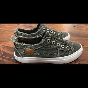 Size 6 Blowfish sneaker color desert sage
